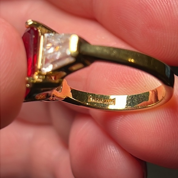 Size 7 Vintage yellow gold plated sparkly ruby and cubic zirconia ring - Picture 5 of 6